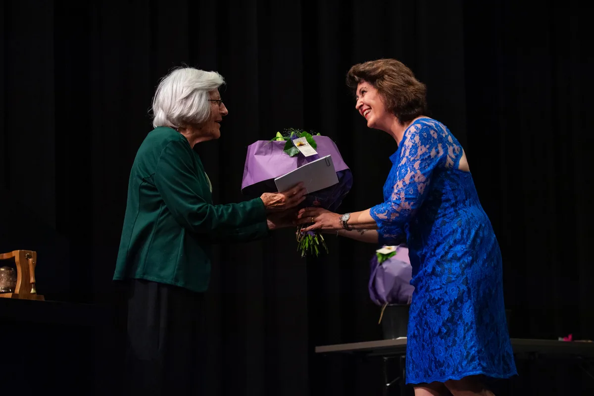 Zwei Frauen auf einer Bühne.